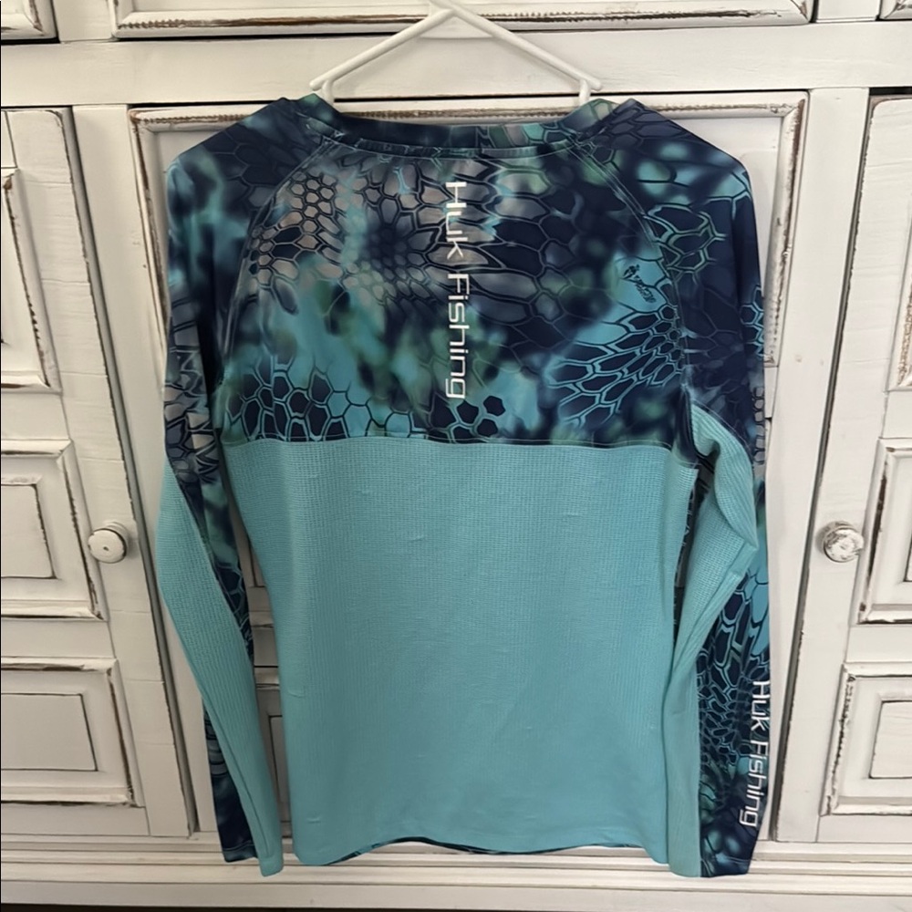 Huk Women’s Long Sleeve Performance Fishing Tee in Teal and Navy - Picture 3 of 5